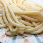 Nach dem Abgießen – die Pasta auf einem Teller abkühlen lassen