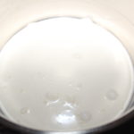 Milch in einem Kochtopf aufkochen