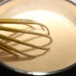 Schmelzkäse in Milch aufkochen