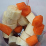 Bananen und Karotte in den Mixer geber