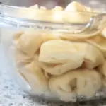 Die fertig gekochten Tortellini in eine Auflaufform geben